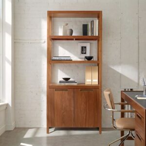 Bücherregal aus Holz mit festen Fächern und Türen