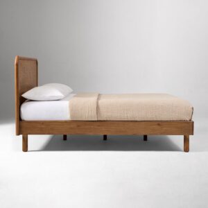 Bettgestell aus Holz mit Lattenrost und stabilen Stützbeinen