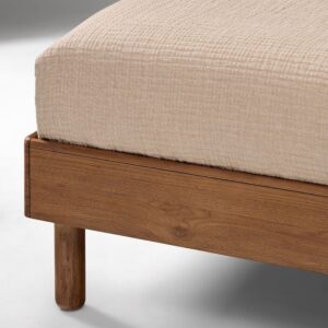 Bettgestell aus Holz mit Lattenrost und stabilen Stützbeinen