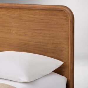 Bettgestell aus Holz mit Lattenrost und stabilen Stützbeinen